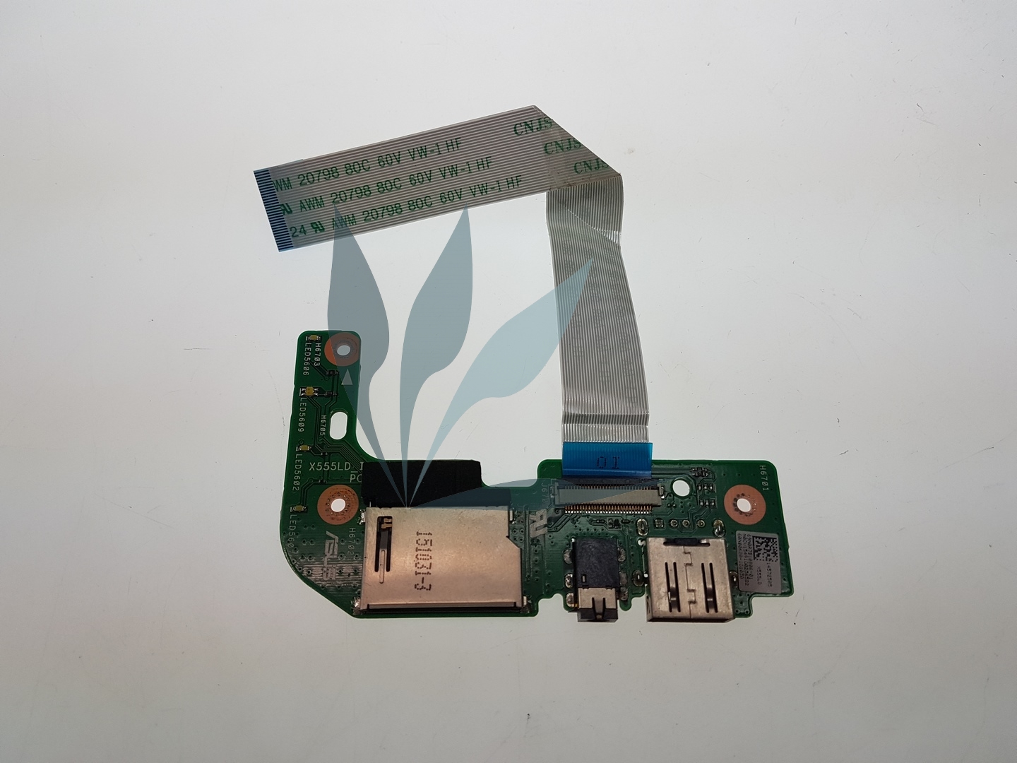 Carte contrôleur USB, Jack, SD pour portable Asus.
Carte fille équipée d'1 port USB, 1 prise jack audio et lecteur de carte SD pour Asus X555LN